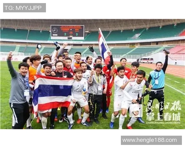 足球明星与球员亲密合照展现友谊与团队精神的精彩瞬间 足球明星与球员亲密合照展现友谊与团队精神的精彩瞬间