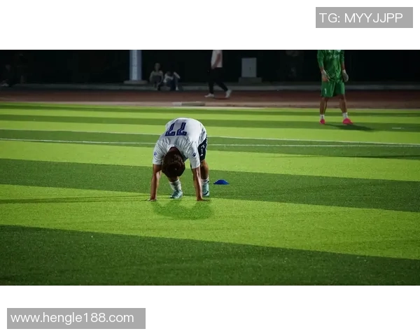 足球明星日常训练揭秘：如何通过科学训练提升竞技水平与身体素质